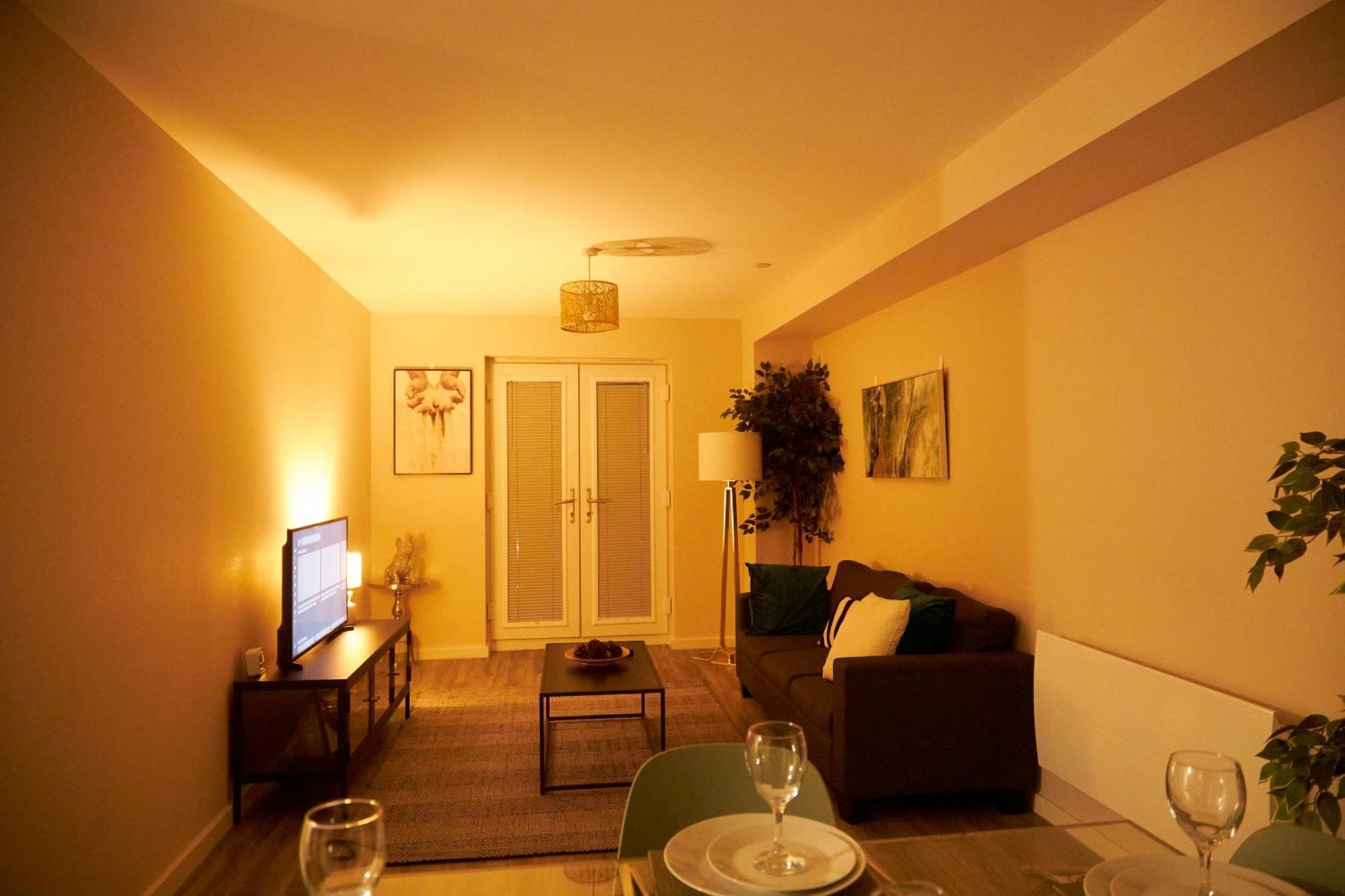 Deluxe And Cozy Two Bedroom With 1 Bathroom And Open Balcony Manchester Exterior photo